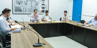 Vereadores de Joinville em reunião