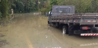 Rodovia de SC fica alagada após barragem começar a verter água; confira fotos