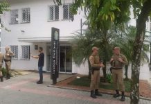 Policiais militares reunidos em frente ao prédio da Justiça Eleitoral de Joinville, onde são analisadas as denúncias de propaganda eleitoral irregular