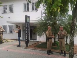 Policiais militares reunidos em frente ao prédio da Justiça Eleitoral de Joinville, onde são analisadas as denúncias de propaganda eleitoral irregular