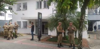 Policiais militares reunidos em frente ao prédio da Justiça Eleitoral de Joinville, onde são analisadas as denúncias de propaganda eleitoral irregular