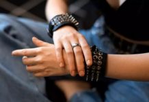 adolescete com puçeiras de strass pretas