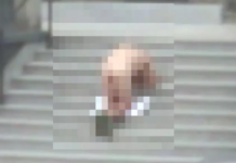 homem se ajoelha pelado