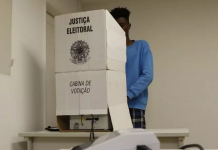 eleitor votando na cabine eleitoral