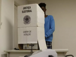 Eleições 2022: quem não votou no primeiro turno pode votar no segundo? eleitor votando na cabine eleitoral