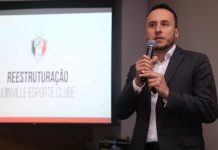 Darthanhan Oliveira com um microfone na mão enquanto fala em reunião sobre o JEC