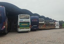 ônibus parados na rodoviária de joinville
