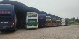 ônibus parados na rodoviária de joinville