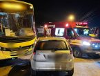 Ônibus e carro envolvidos em acidente que hospitalizou homem