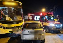 Ônibus e carro envolvidos em acidente que hospitalizou homem