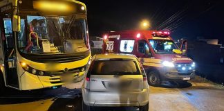 Ônibus e carro envolvidos em acidente que hospitalizou homem