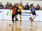 Atleta do JEC Futsal controla bola fugindo de atleta do Joaçaba