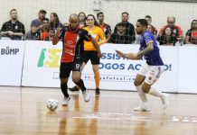 Atleta do JEC Futsal controla bola fugindo de atleta do Joaçaba