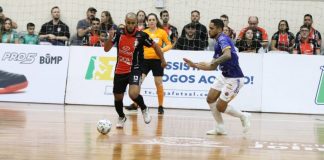 JEC Futsal enfrenta o Joaçaba pelo returno do estadual Atleta do JEC Futsal controla bola fugindo de atleta do Joaçaba
