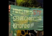 VÍDEO – Grupo faz manifestação em frente ao 62º Batalhão de Infantaria em Joinville