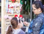 Mãe e filha em feira de Joinville