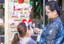 Mãe e filha em feira de Joinville