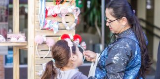 Mãe e filha em feira de Joinville