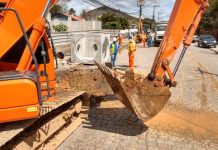 trator na obra da rua copacabana em Joinville