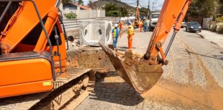 trator na obra da rua copacabana em Joinville