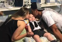 Pais beijam Jonatas em leito de hospital