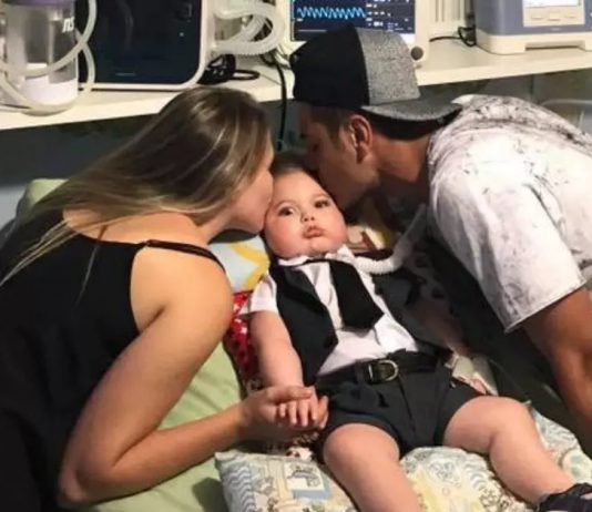 Pais beijam Jonatas em leito de hospital