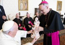 Bispo de Joinville entrega presente ao Papa Francisco no Vaticano bispo dom francisco carlos bach entrega imagem de são francisco ao papa francisco