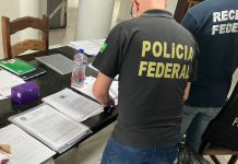 policiais federais apreendendo documentos em Joinville