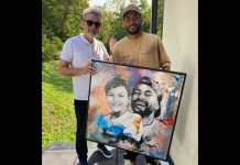 o artista e neymar jr com o quadro em frente