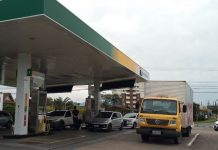 VÍDEO – Postos em Joinville têm filas e falta de combustíveis; veja movimento postos de combustíveis em Joinville com carro estacionados