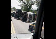 caminhão com as rodas para cima na br-280, em Araquari