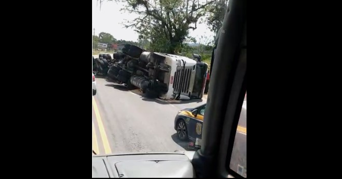 Pista começa a ceder na BR-280, em Araquari