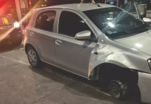 Carro sem pneu