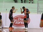 Atletas do JEC Futsal, Fabinho e Daniel comemoram gol contra Joaçaba no ginásio Unoesc