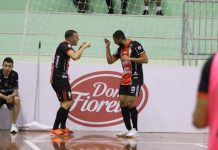 Atletas do JEC Futsal, Fabinho e Daniel comemoram gol contra Joaçaba no ginásio Unoesc