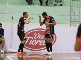 Atletas do JEC Futsal, Fabinho e Daniel comemoram gol contra Joaçaba no ginásio Unoesc