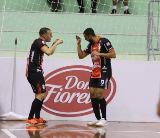 Atletas do JEC Futsal, Fabinho e Daniel comemoram gol contra Joaçaba no ginásio Unoesc