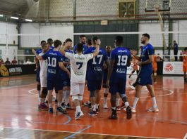 Atletas do Joinville Vôlei comemoram