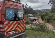 Motorista fica ferido após caminhão sair da pista e capotar na BR-280, em Canoinhas