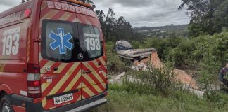 Motorista fica ferido após caminhão sair da pista e capotar na BR-280, em Canoinhas