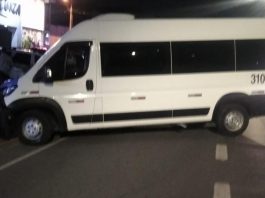 micro-ônibus branco que bateu contra um poste