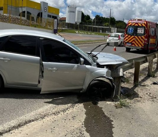 Gestante fica ferida após veículo bater em guard rail, na BR-280, em Mafra