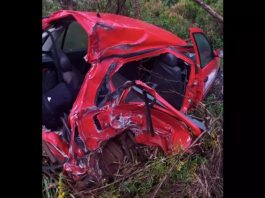 Carro vermelho destruído em que adolescente morta estava