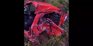 Carro vermelho destruído em que adolescente morta estava