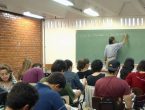 alunos dentro de uma sala de aula