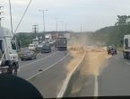 Derramamento de carga interdita BR-101 em Joinville