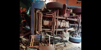 VÍDEO – Vítimas ficam presas às ferragens após caminhão carregado com malha tombar em Santa Catarina VÍDEO - Vítimas ficam presas às ferragens após caminhão carregado com malha tombar em Santa Catarina