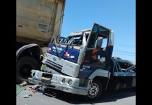 Caminhão destruído após colidir em traseira de carreta na BR-280, em Araquari