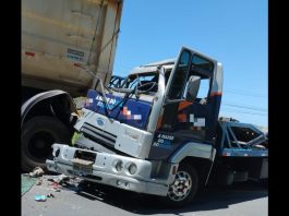 Caminhão colide contra traseira de carreta na BR-280, em Araquari Caminhão destruído após colidir em traseira de carreta na BR-280, em Araquari