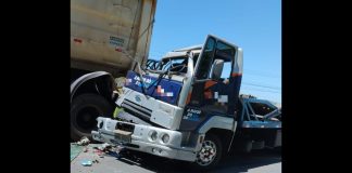 Caminhão destruído após colidir em traseira de carreta na BR-280, em Araquari